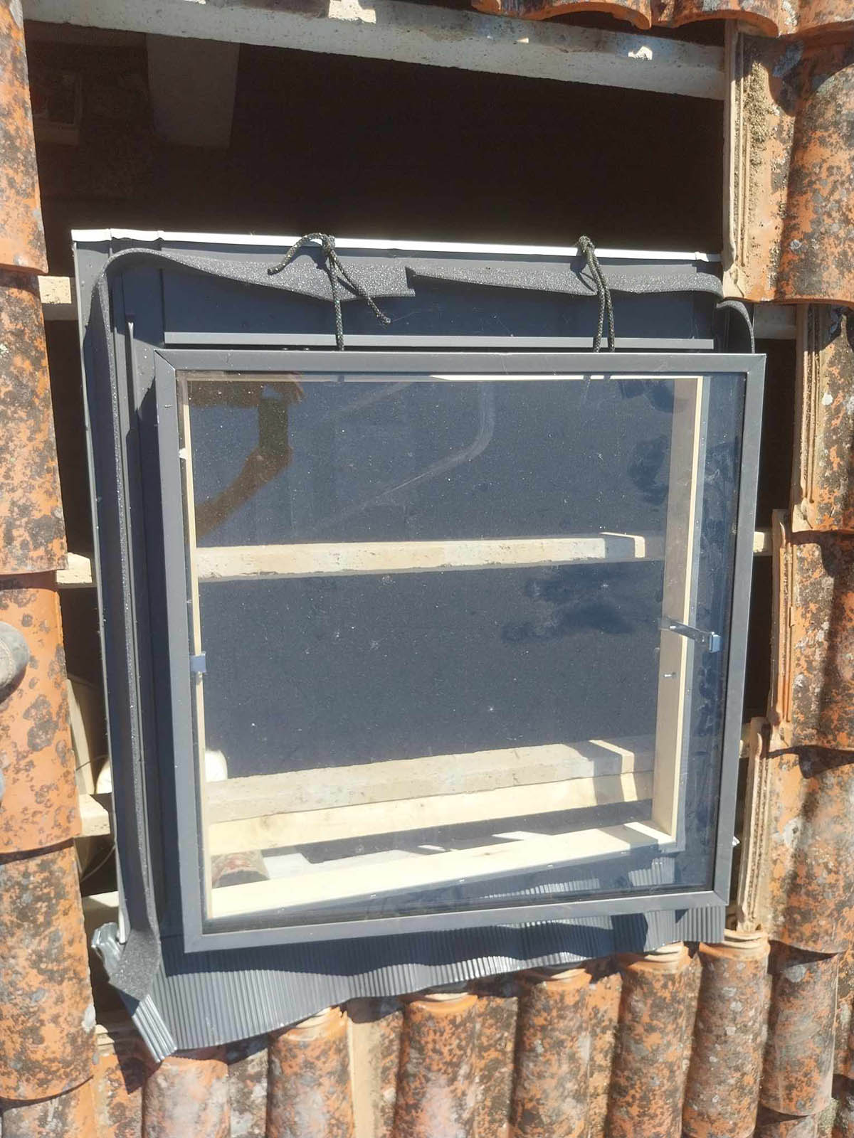 Coloquei umas cordas para segurar a claraboia até fixar esta