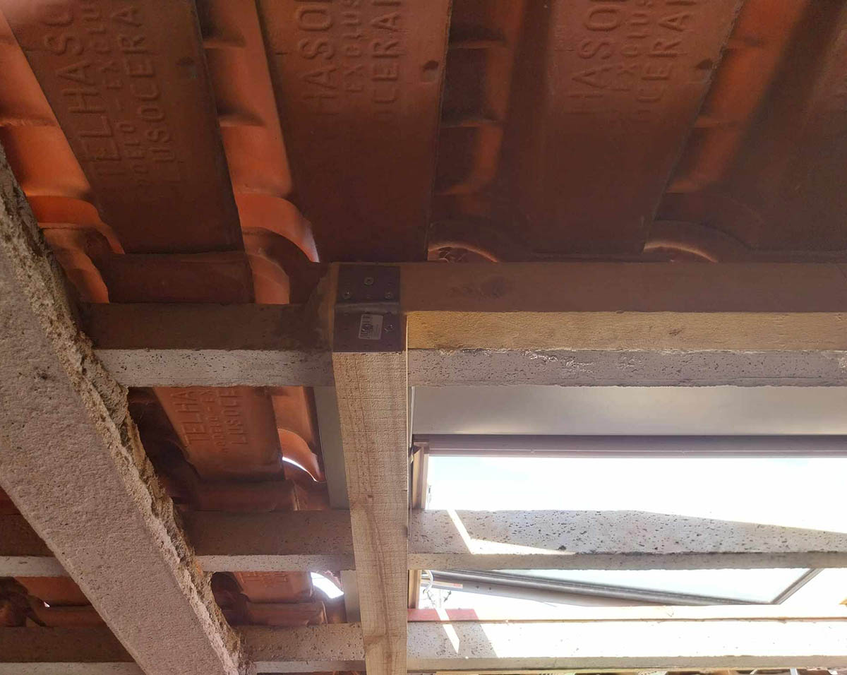 Fixação final da clarabóia Velux