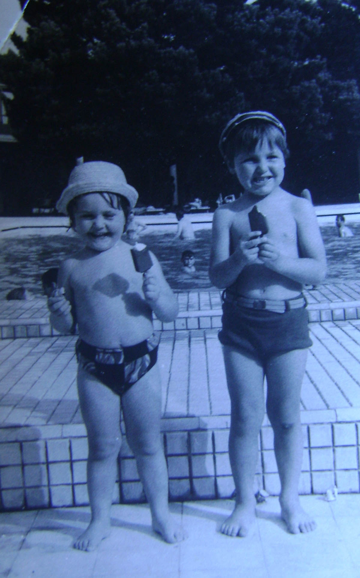 Eu e minha irmã na piscina do Muxito