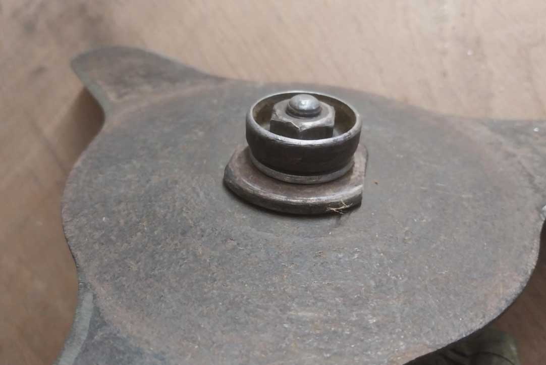 Pressionar entre 4 a 6 vezes o botão PRIMER da roçadora