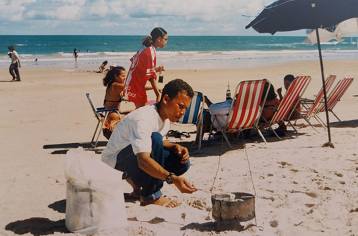 Comer queijo na brasa na praia
