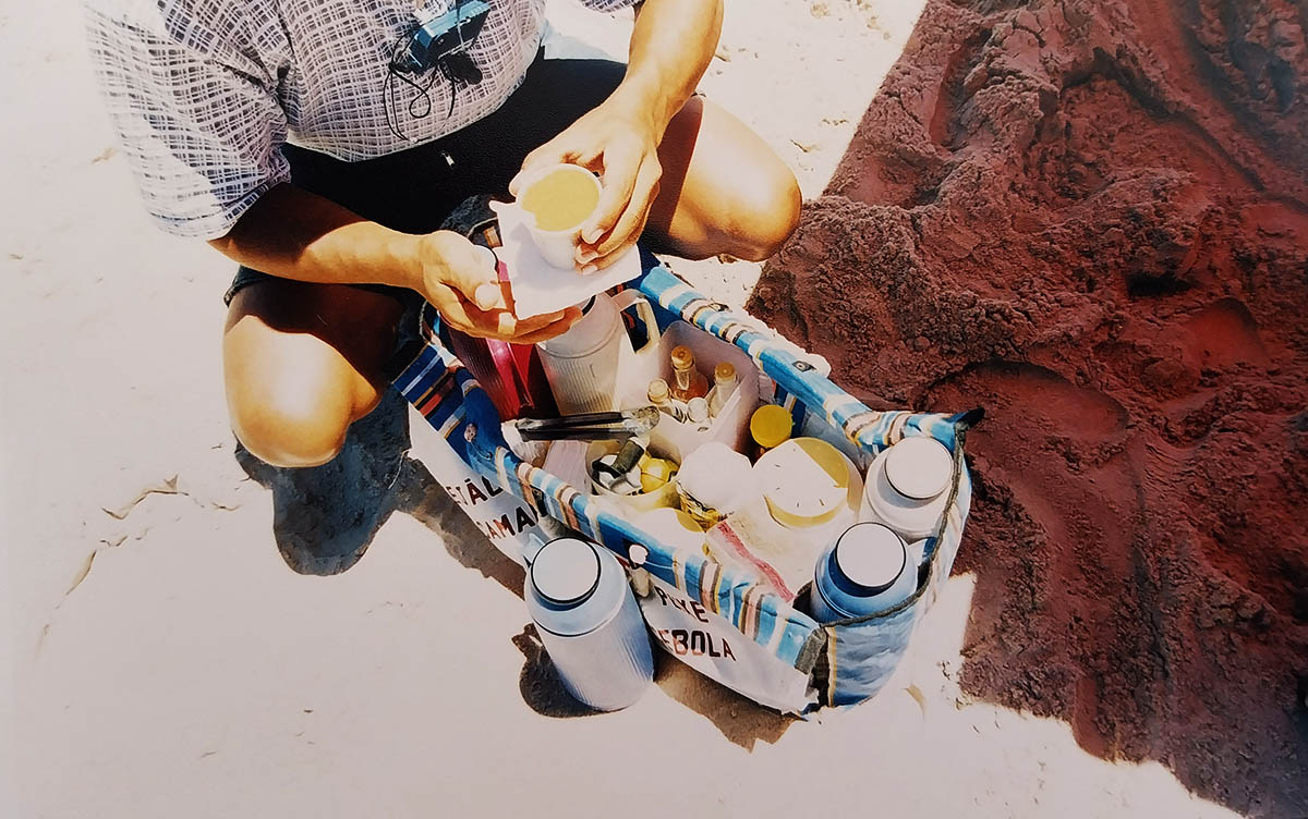 Comer um caldinho na praia