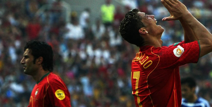 Figo e Cristiano Ronaldo na final de 2004