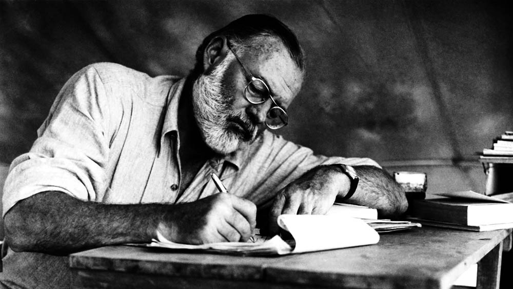 O escritor Ernest Hemingway