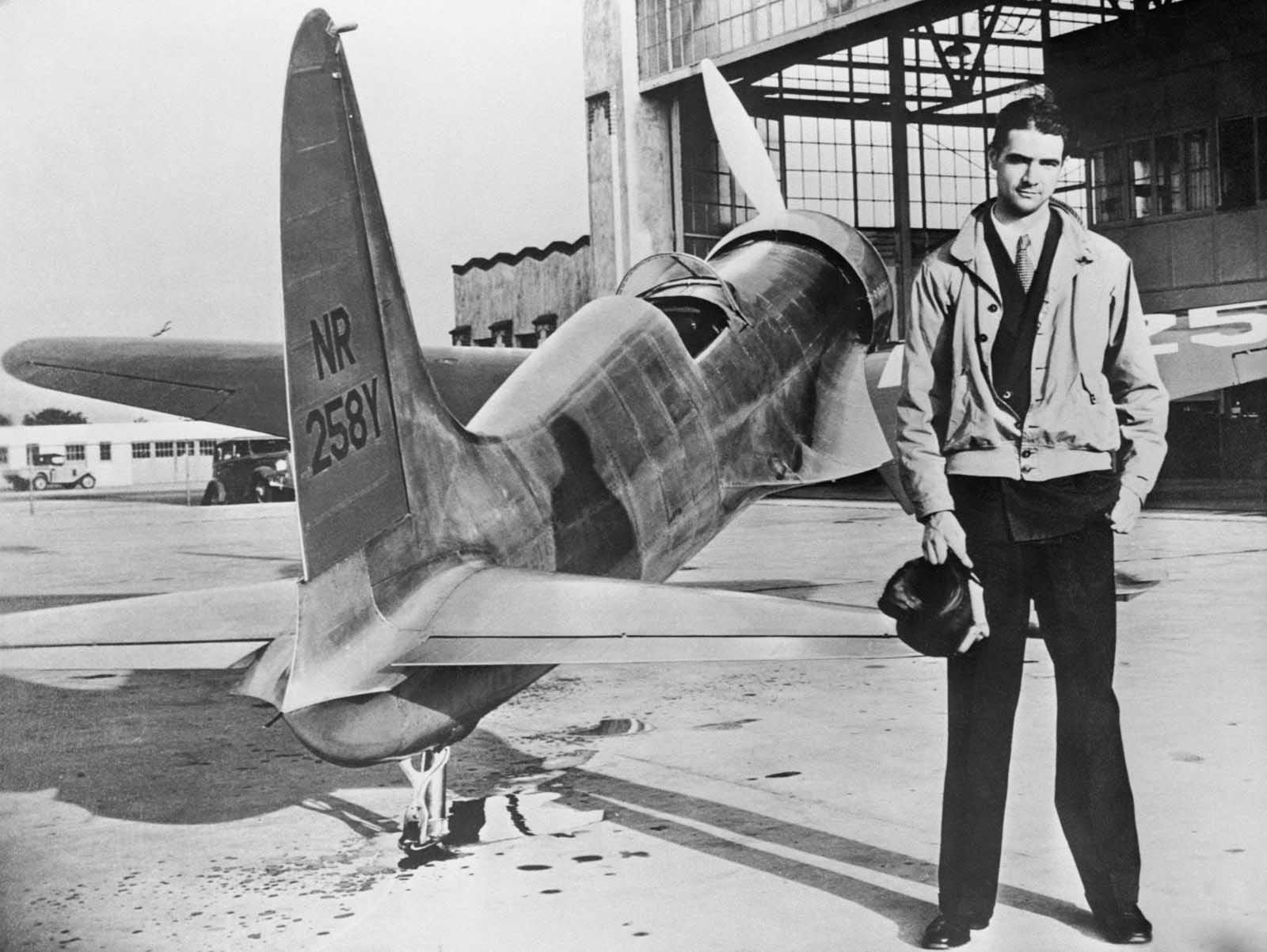 o aviador Howard Hughes