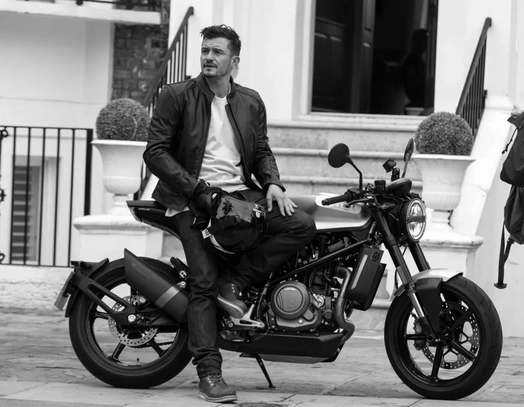 O motard Orlando Bloom