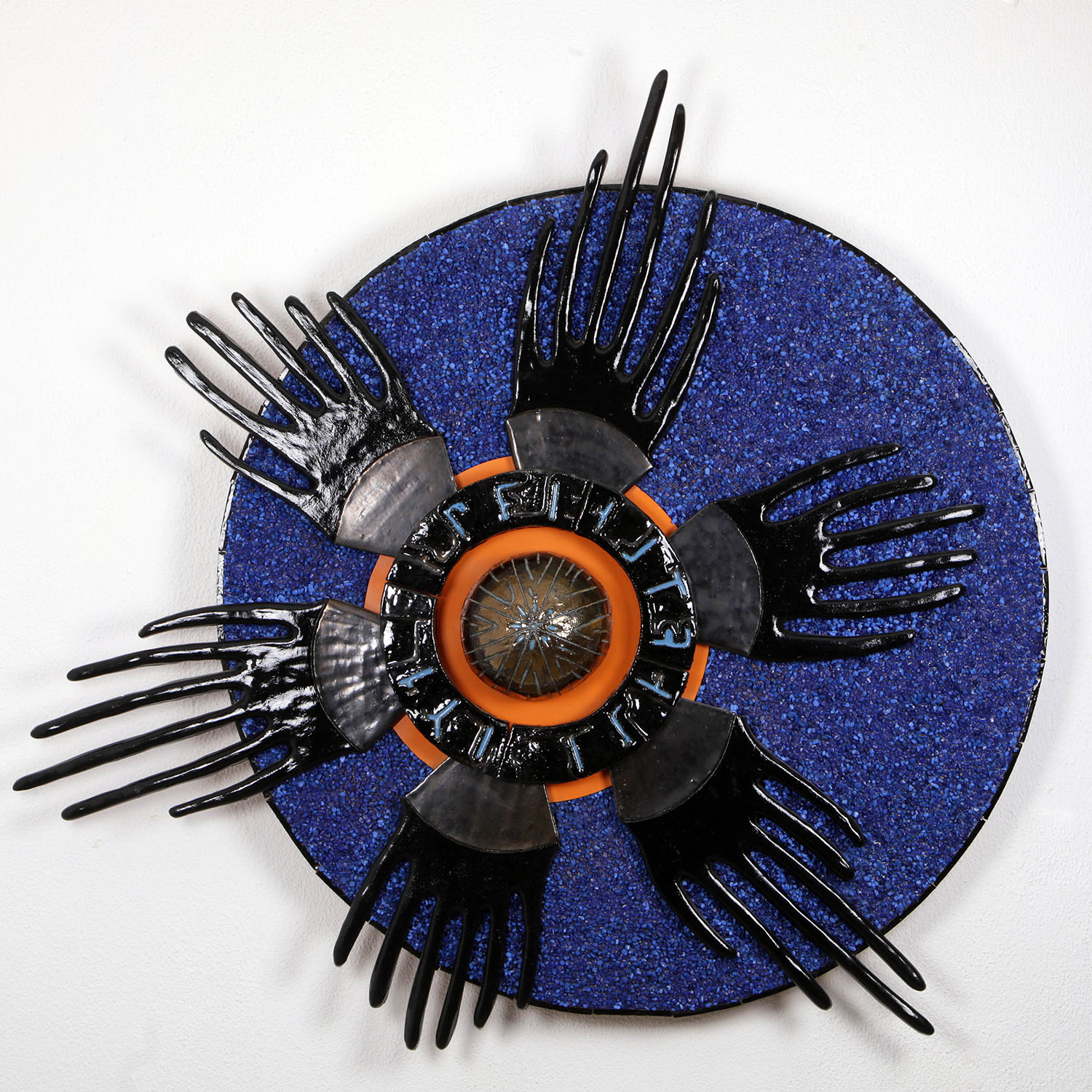 Escultura circular em cerâmica (160cm de diâmetro): O 'Ninho Egótico' de Jorge Garcia