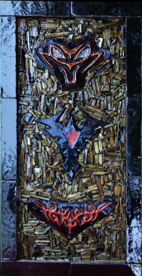 Tríptico II : obra de Jorge Garcia realizada com pasta cerâmica vidrada e aparas de madeira de pinho